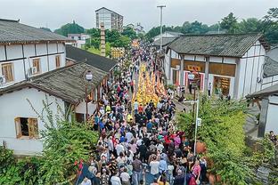 戈贝尔：文班亚马能做一些我做不到的事 他每个月都在变得更好